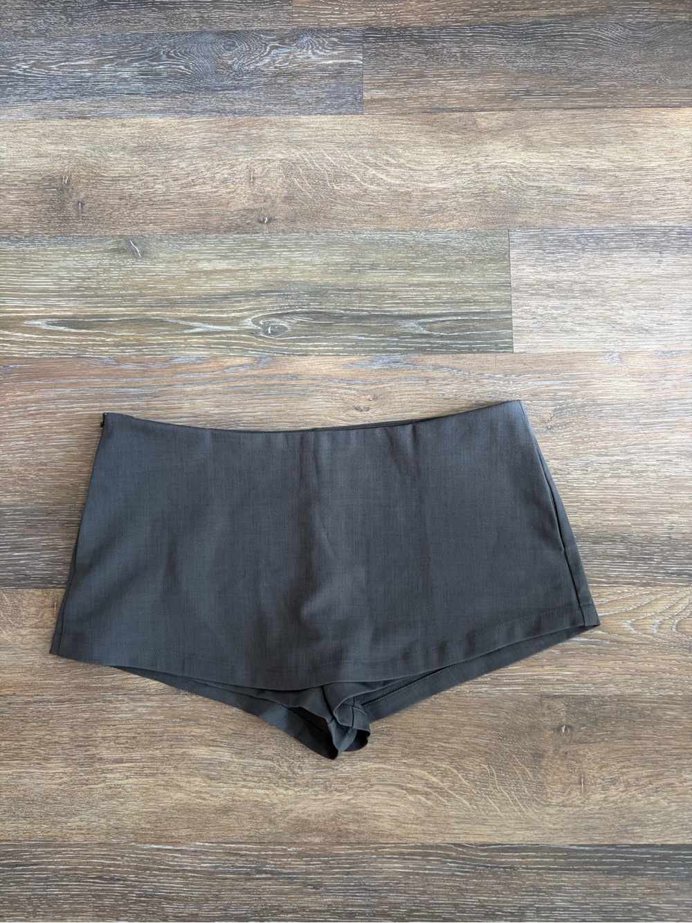 NWOT Cider dark gray tailored micro skort size L